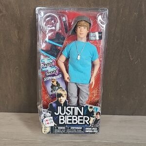 2010 Bravado Justin Bieber Street Style Collection Fashion‎ Doll - New In Box